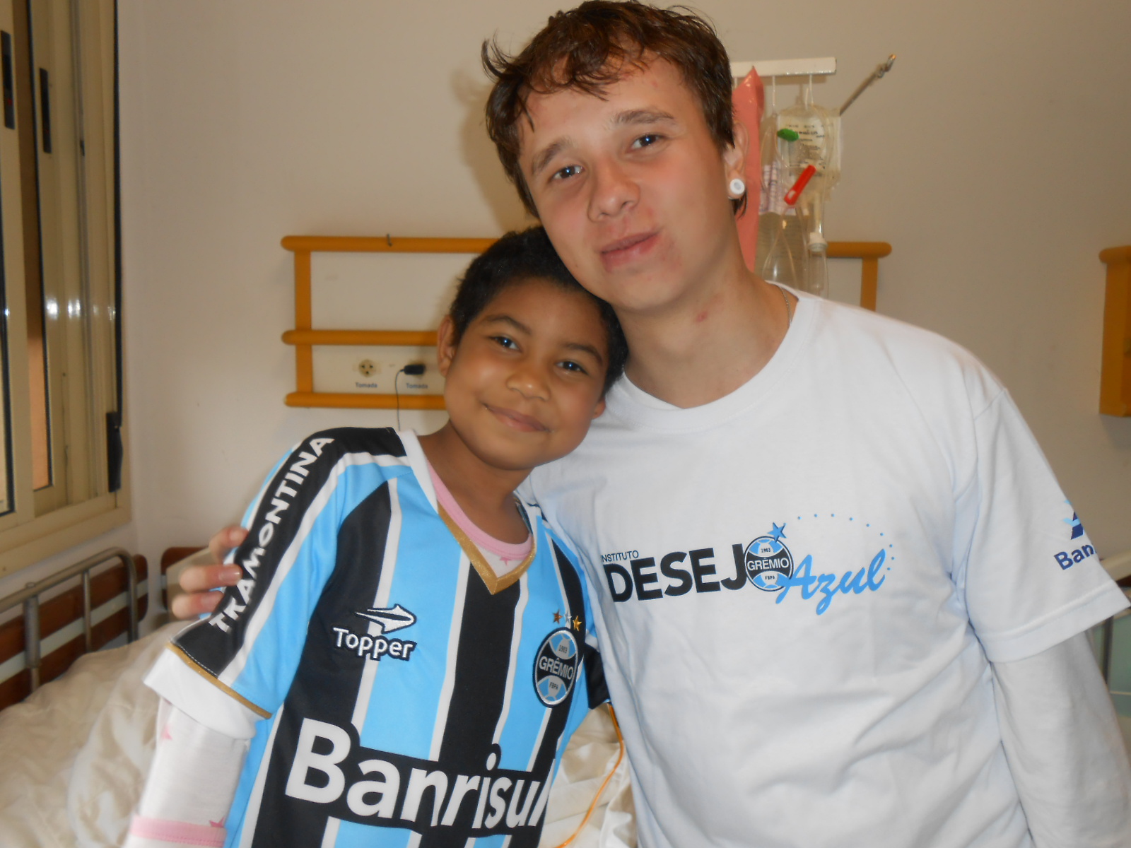 Clara faz tratamento no Hospital da Criança Santo Antônio. Seu desejo era ganhar um uniforme do Grêmio. E quem tornou este desejo realidade foi o voluntário Maurício Costa que já passou por um problema parecido com o de Clara e hoje está curado. Muita saúde sempre para a Clara e para o nosso voluntário Maurício