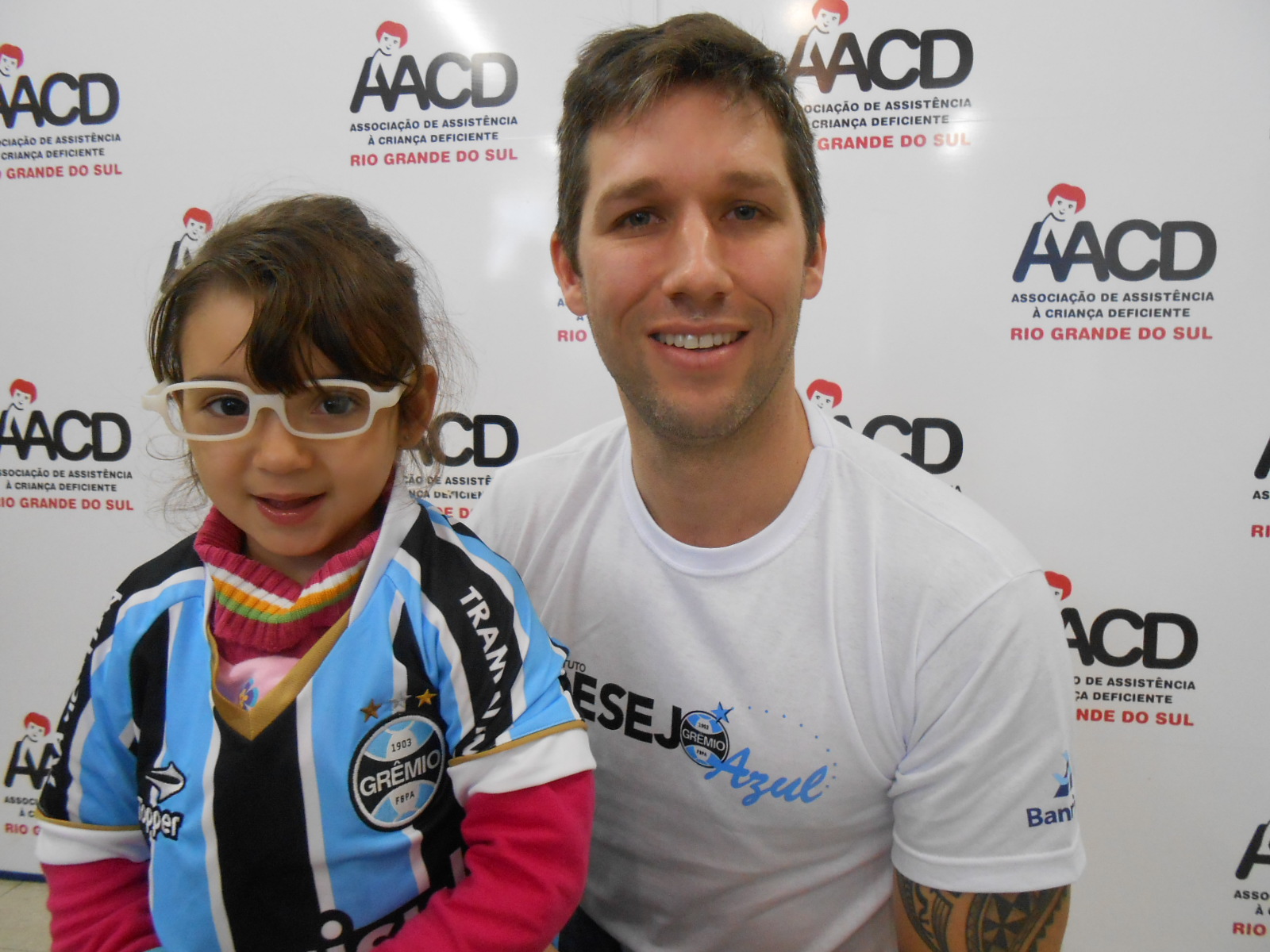 Isabelly tem 4 anos e faz tratamento na AACD. É uma gremistinha linda, querida e cheia de luz. Seu desejo era ganhar o uniforme do Grêmio. E com a colaboração do voluntário José Carlos Scholes Neto levamos até a menina este presente. Saúde sempre para Isabelly. 