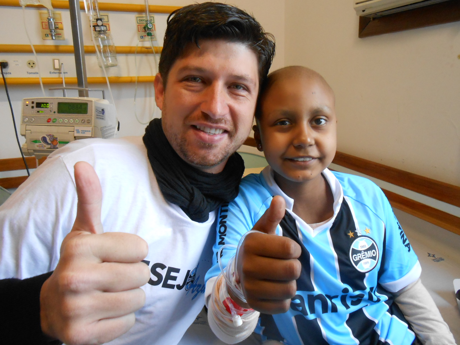 Kauane tem 12 anos e está fazendo tratamento no Hospital da Criança Santo Antônio. Seu desejo era ganhar um uniforme completo do Tricolor. E contando com a colaboração do voluntário Edson Berwanger levamos até a menina que ficou muito feliz com o presente. Estamos torcendo por ti Kauane! 