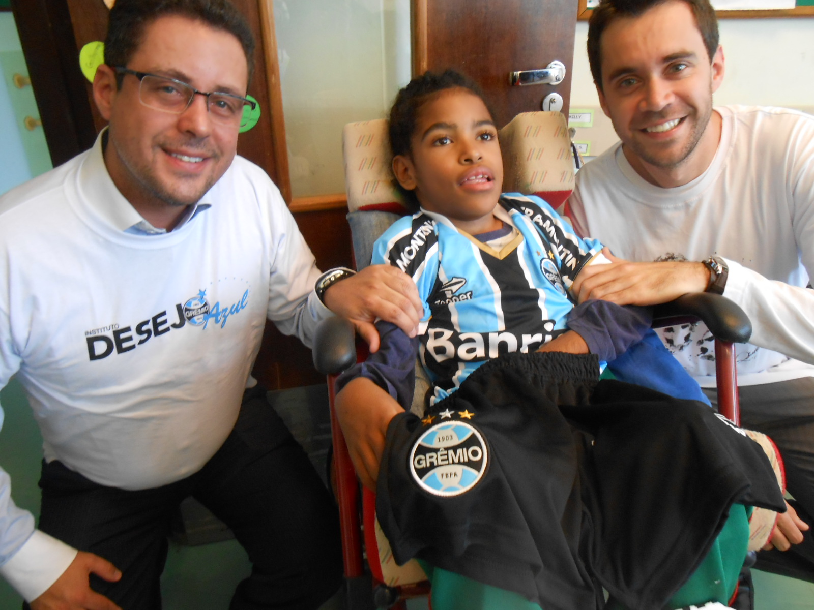 Wendel faz tratamento na Kinder Centro de Integração e ganhou seu uniforme completo do Grêmio dos voluntários Marcos Paz e Rafael Paz. 