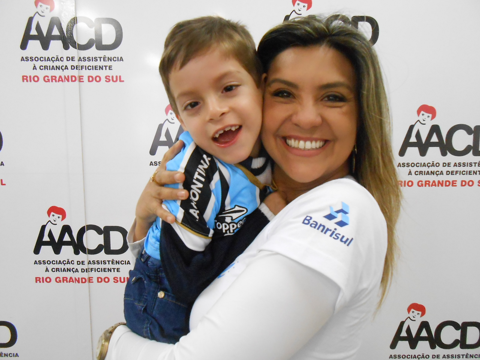 Nícolas tem 6 anos e faz tratamento na AACD. É um super-gremista assim como seus pais. Seu desejo era ganhar um uniforme do Tricolor. E com a colaboração da voluntária Janine Meirelles levamos até o menino um kit completo com camiseta personalizada, calção e meia do Grêmio. 