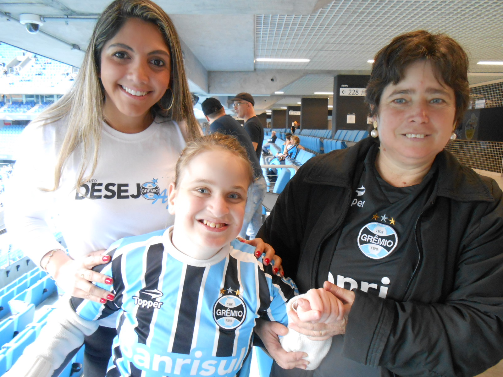 Karine é uma grande gremista. Seu desejo era conhecer a Arena. E a tarde hoje foi o seu grande dia. A menina foi assistir Grêmio x Criciúma e vibrou bastante com os dois gols do seu Tricolor, tudo com a colaboração especial da voluntária Fernanda Rico. 
