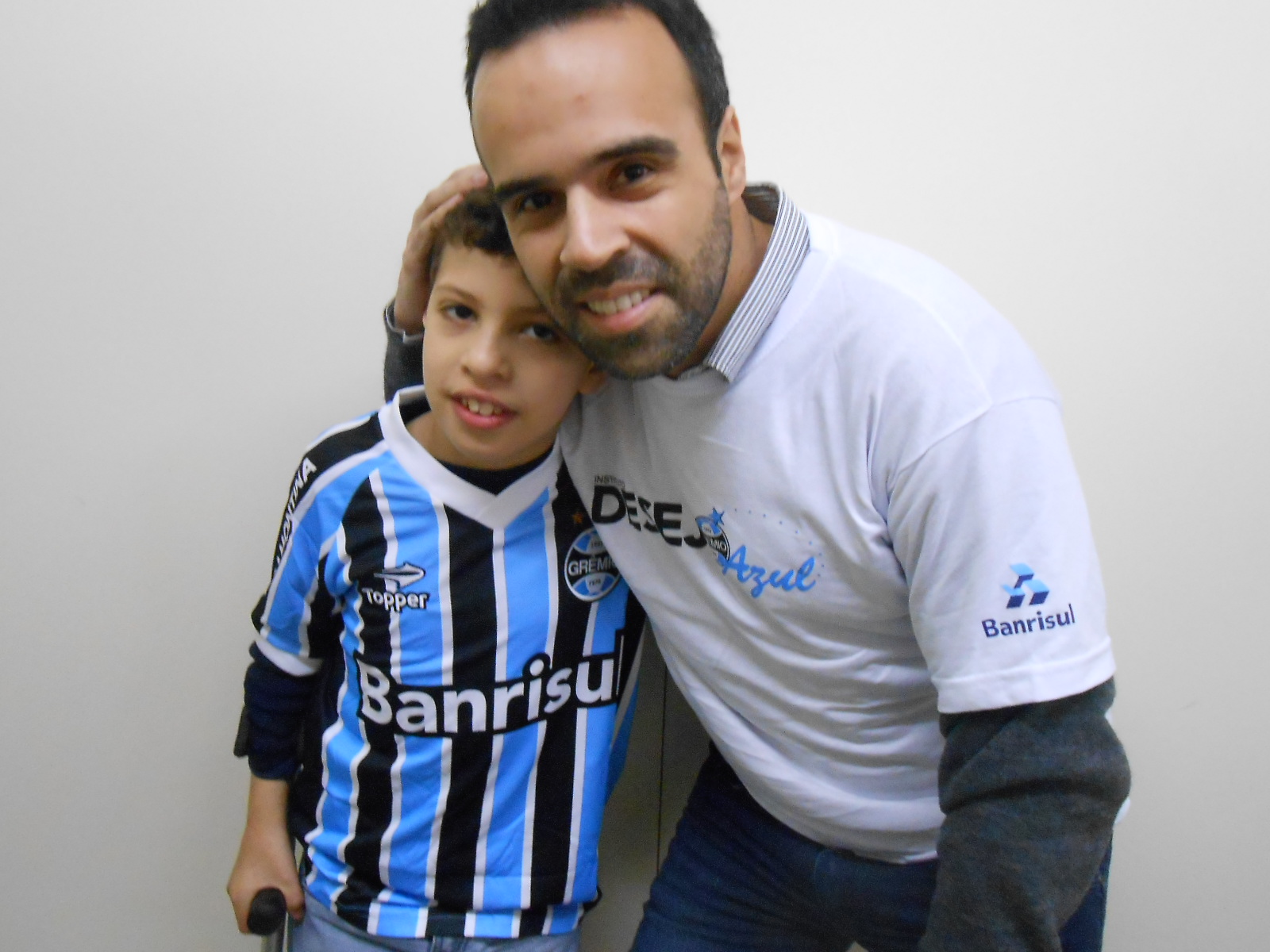 Gustavo é um grande gremista e um guerreiro. Inteligente, simpático, driblou as dificuldades e hoje vive a vida na plenitude. Seu desejo era ganhar um uniforme novo do time no qual é fanático , o Grêmio. E com a colaboração do voluntário Fábio Soares Pereira levamos até à AACD onde o menino faz tratamento um kit completo com camiseta personalizada, calção e meia do Tricolor. Força Gustavão! 