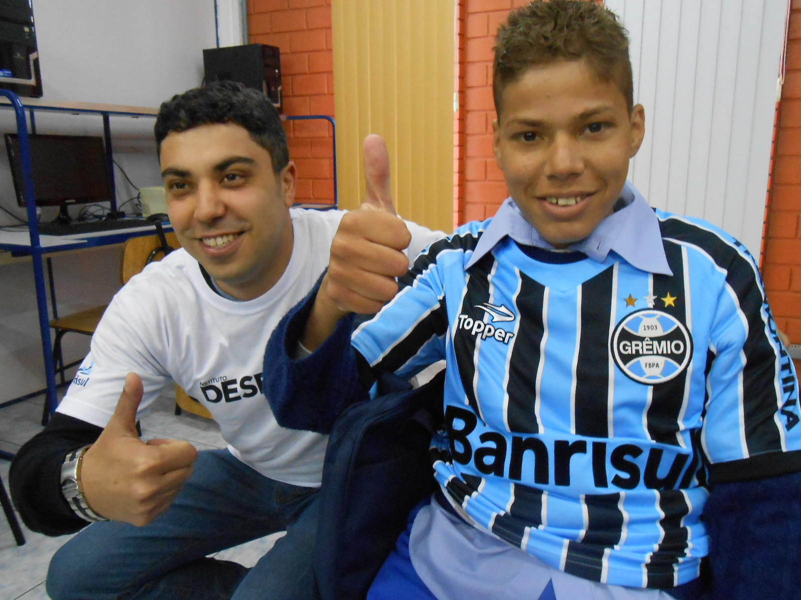 Bruno faz tratamento na ACADEF de Canoas. Seu desejo era ganhar uma camiseta do Grêmio, time no qual é torcedor fanático. E com a colaboração do voluntário Christian Capeletti entregamos para o garoto que ficou orgulhoso de vestir o manto sagrado Tricolor que tanto desejava. 