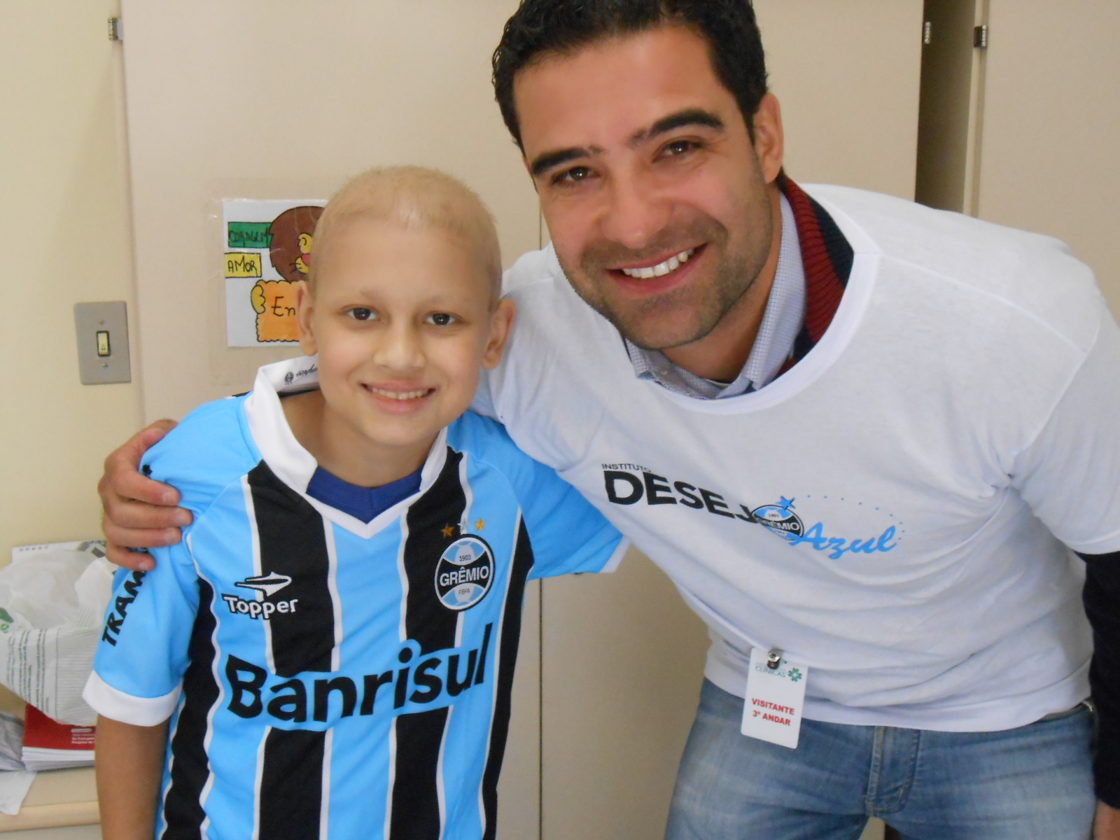 João Vítor faz tratamento no Hospital de Clínicas. É uma simpatia de guri e um gremistão daqueles que não por nada deixa de acompanhar seu time do coração. O desejo do garoto era ganhar um uniforme completo do Tricolor que conseguiu com a colaboração do voluntário Vinícius Winter. Estamos na torcida João Vítor! 
