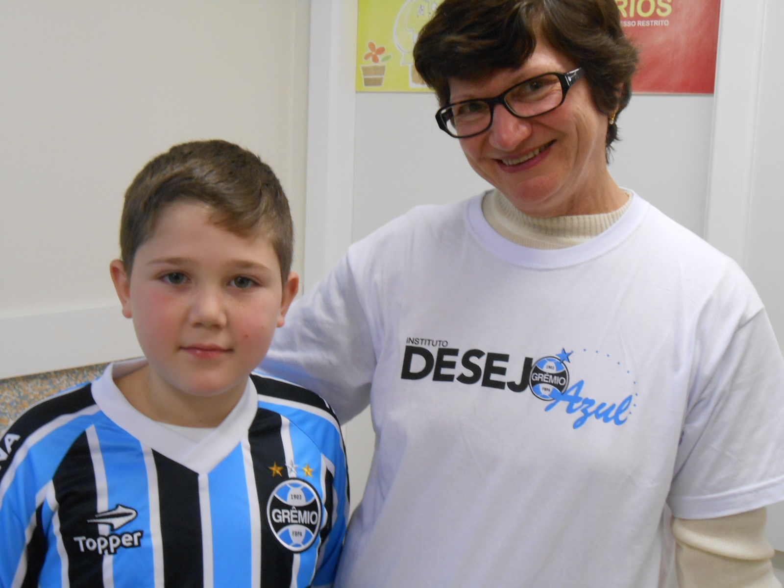 Lucas está no final do seu tratamento no Hospital Conceição. Está pronto para jogar seu futebol com os amigos com o uniforme completo do Grêmio que ganhou da voluntária Liane Barbiere. 