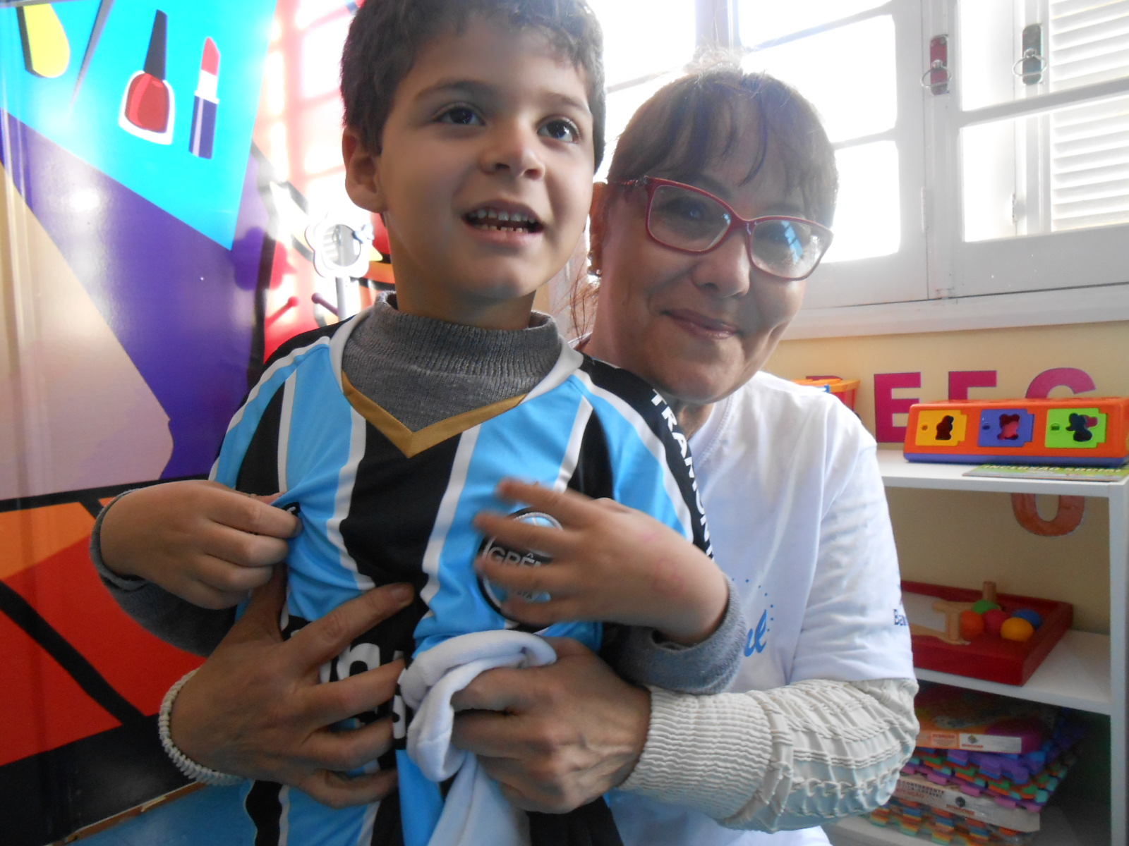 Bruno faz tratamento no Educandário São João Batista. Seu desejo era ganhar uma camiseta do seu time do coração, o Grêmio. Ganhou mais da voluntária Sandra Dalmas, um kit completo com camiseta personalizada, calção e meia do Tricolor