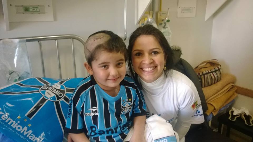 Jordana faz tratamento no Hospital Conceição. Já é uma vencedora na batalha da vida. Seu desejo era receber o uniforme completo do Grêmio, que foi proporcionado graças à voluntária Viviane Sant'anna. Todos estamos na torcida por ti, Jordana !