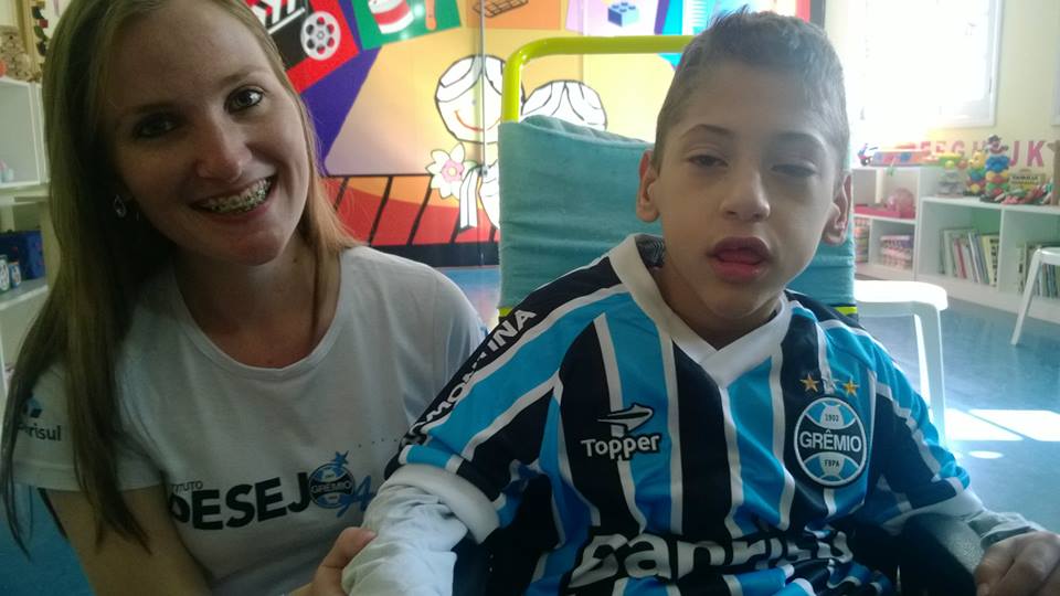 Jheremy faz tratamento no Educandário São João Batista. É de uma família inteira de torcedores apaixonados pelo Grêmio. Queria muito ganhar o uniforme completo do seu amado Tricolor. Este desejo foi realizado com a entrega do kit pela voluntária Gabriela Blauth.