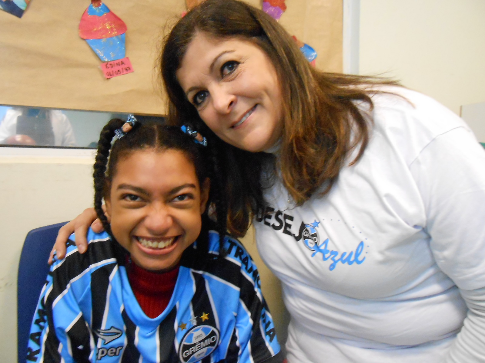 Vítória faz tratamento na Kinder Centro de Integração. É uma simpatia de menina. Um sorriso largo que contagiou a todos presentes na ação. E com a colaboração da voluntária Ana Maria Fagundes levamos até a menina uma camiseta oficial do seu time do coração 