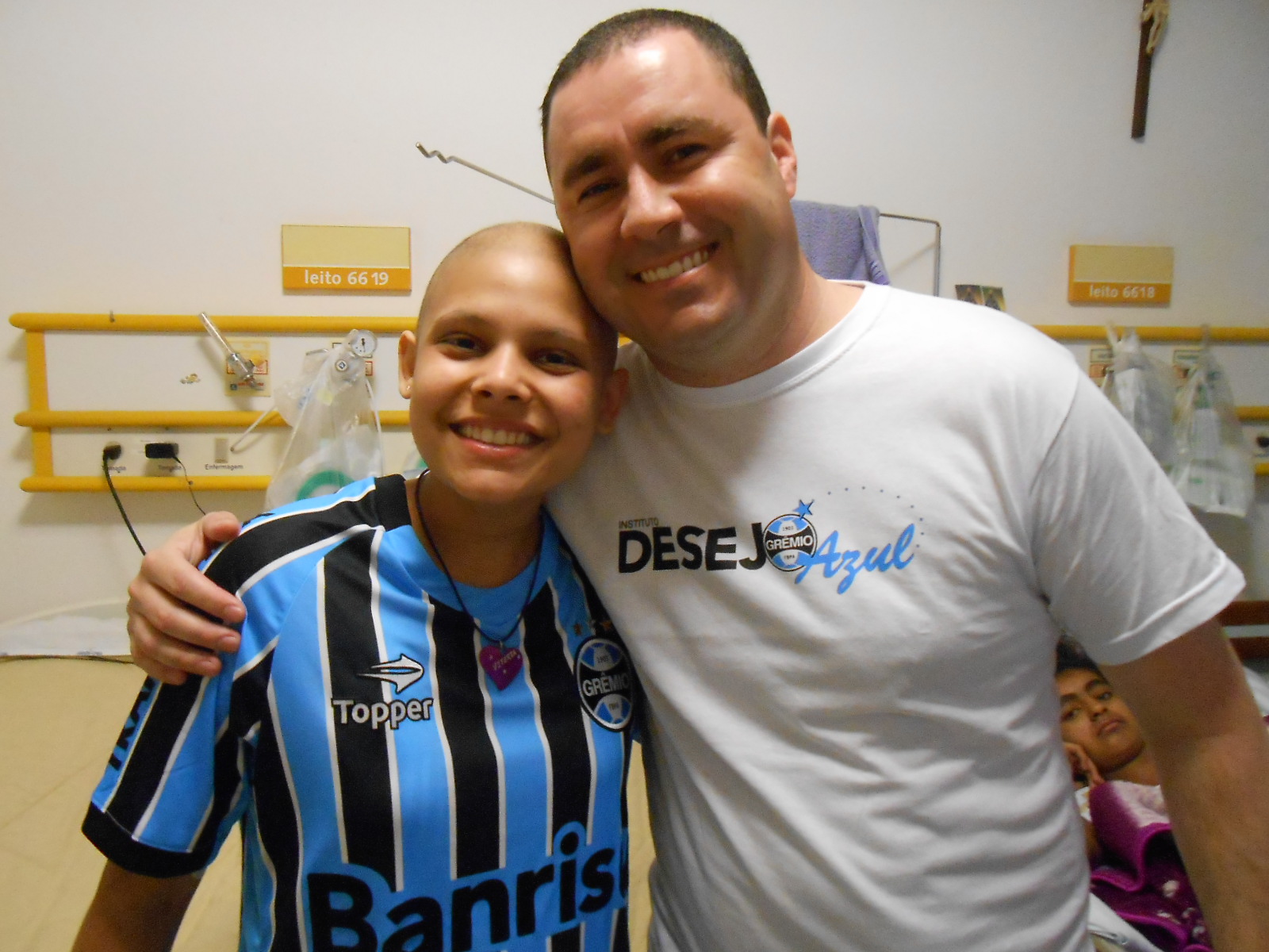 Vitória faz tratamento no Hospital da Criança Santo Antônio. Se sentiu feliz e realizada ao receber do voluntário Leandro Batista Bilo o uniforme completo do Grêmio. Seu desejo foi realizado.