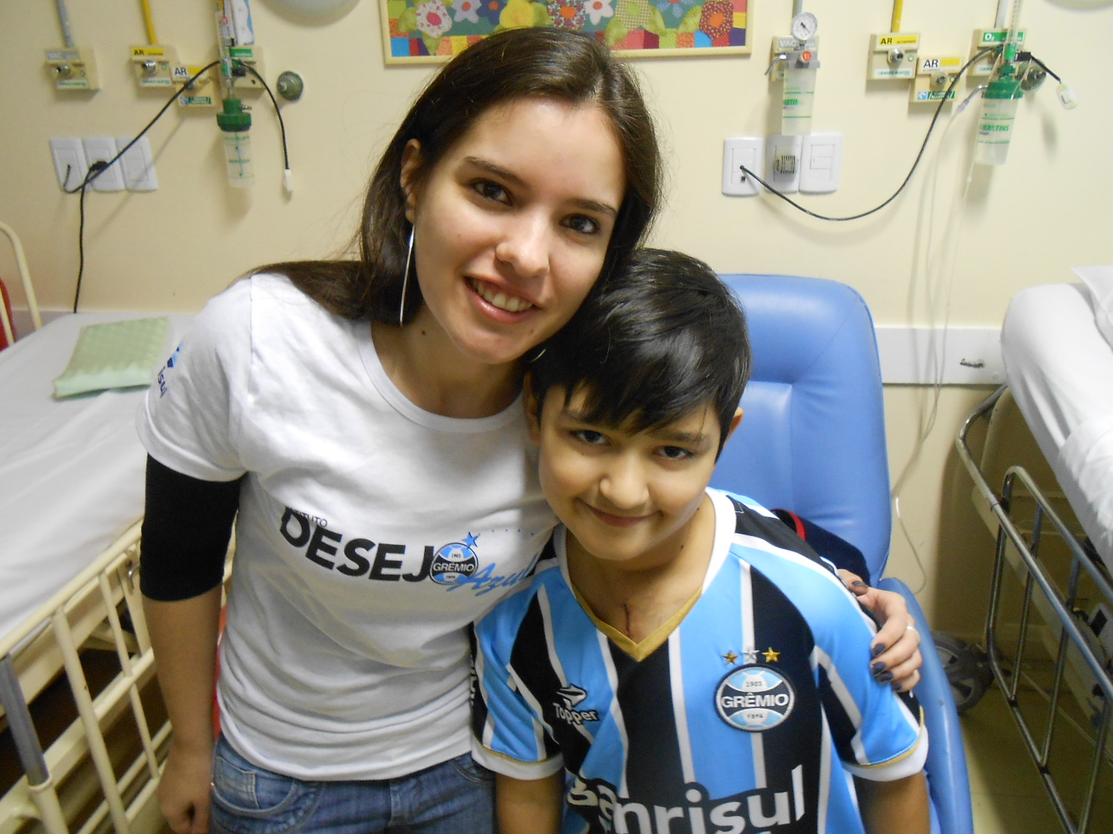 Murilo faz tratamento no Instituto de Cardiologia. É um tricolor que sempre torce pelo seu amado time. Seu desejo de ganhar o uniforme completo do Grêmio foi realizado com a colaboração da voluntária Mariana Brites.