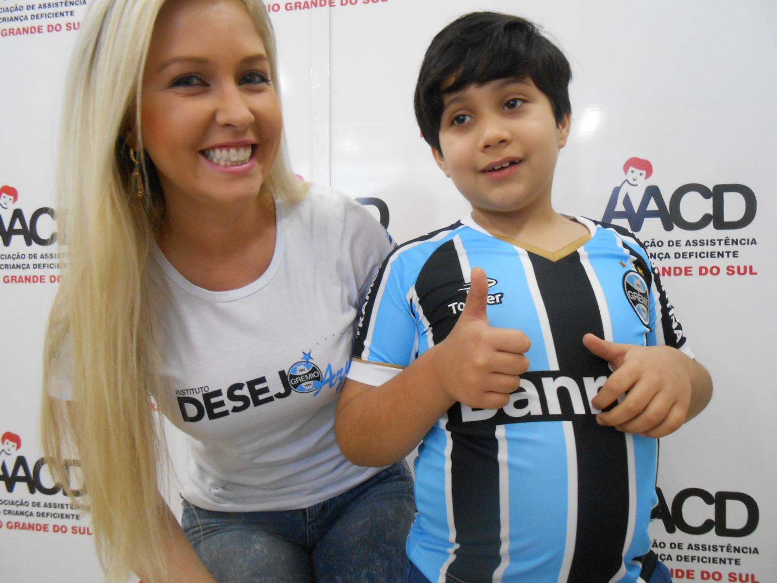 

Menoti tem tudo que diz respeito ao Grêmio. Tudo mesmo. Só faltava um uniforme novo do Tricolor. O menino que faz tratamento na AACD teve seu desejo atendido com a ajuda da voluntária Maira Decker. 
