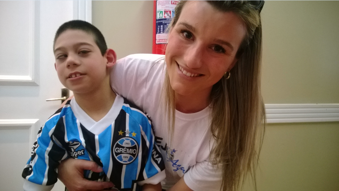 Marcos tem 10 anos e acompanha tudo que diz respeito ao Grêmio. É de uma família que torce unida pelo seu time. Sua mãe, seu pai, seu avô, são fanáticos pelo tricolor e Marcos não poderia ficar de fora. Seu desejo era ganhar um uniforme novo. E com a colaboração da voluntária Jéssica Araújo, entregamos ao menino um kit completo com todo o uniforme.