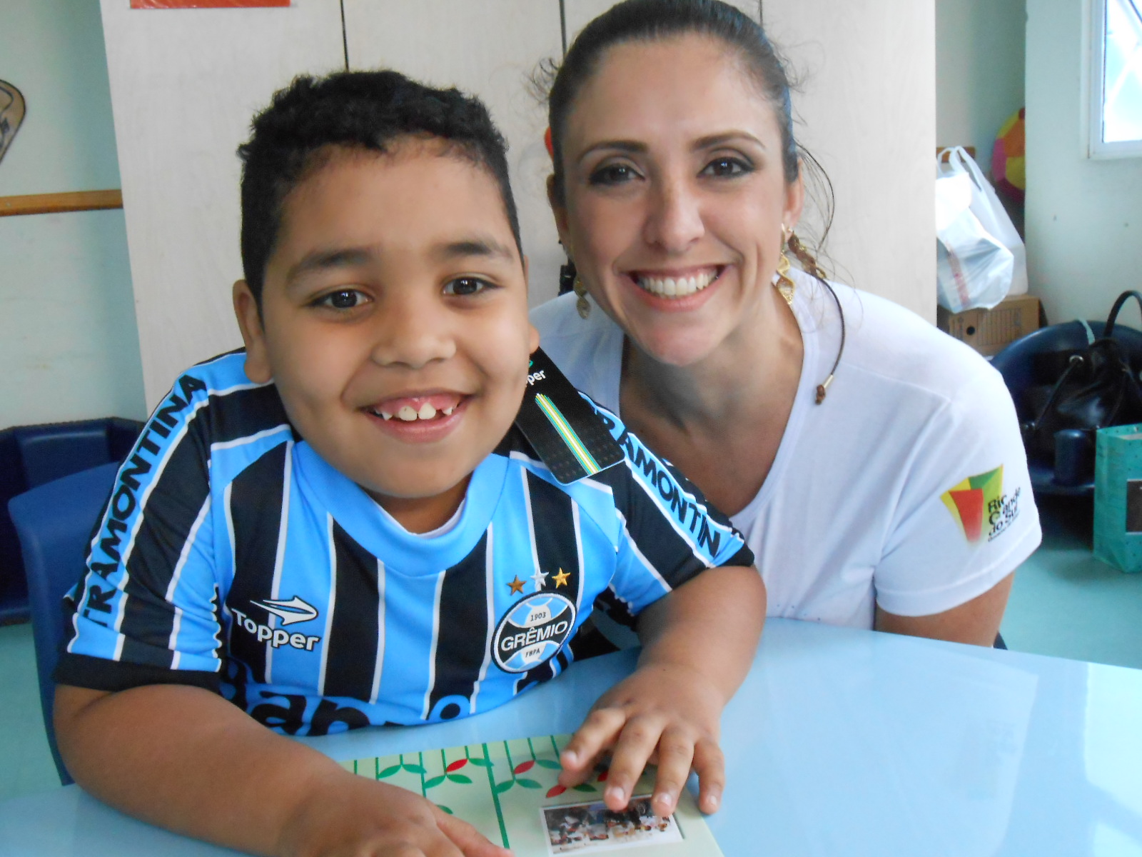 Pedro Henrique faz tratamento na Kinder Centro de Integração. É uma simpatia esse gremistão. Seu desejo era ganhar um uniforme novinho do seu Tricolor. E com a colaboração da voluntária Patrícia Zingano levamos até o garoto que era só alegria