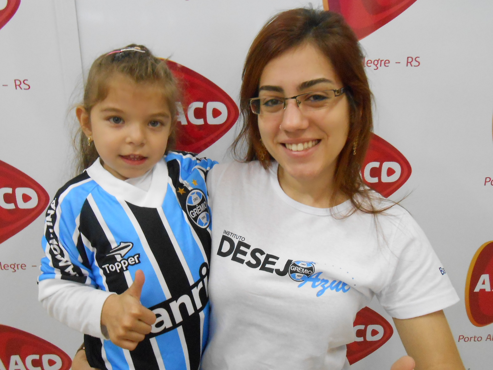 Monique tem 6 anos e faz tratamento na AACD. Comemorou a vitória do seu Tricolor hoje com o uniforme completo que ganhou da voluntária Gabriela Cafrune.