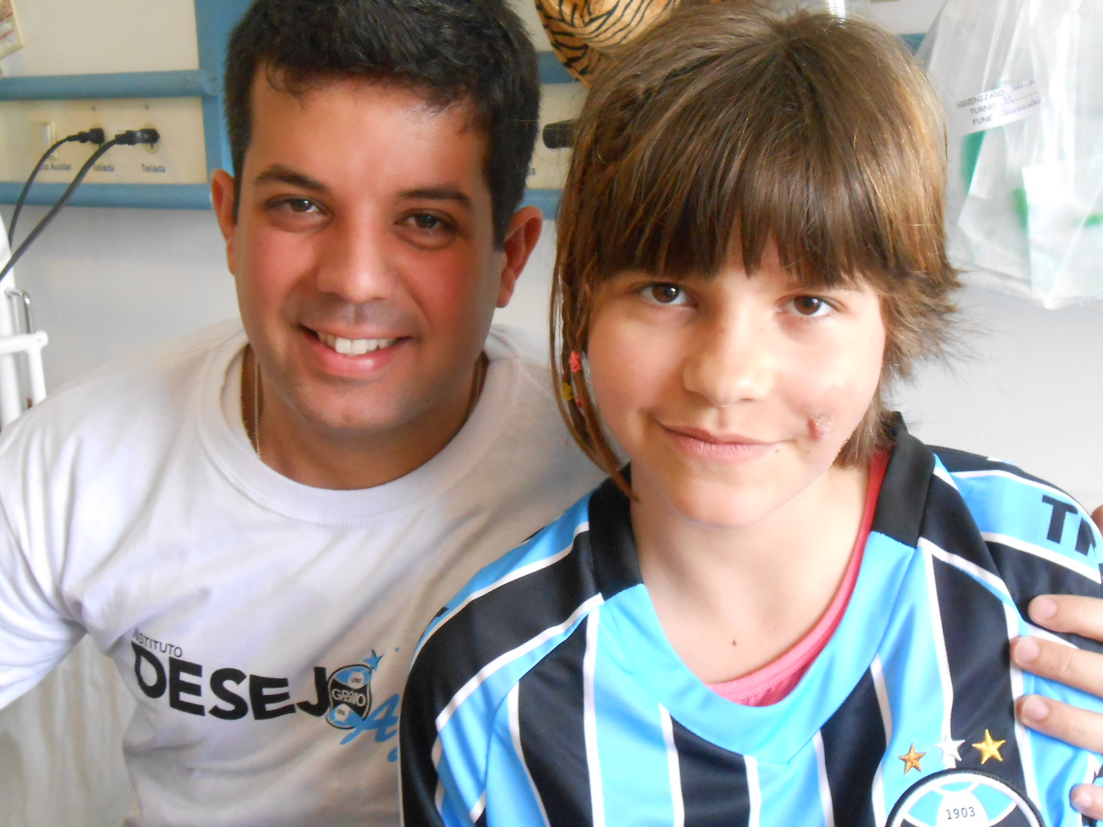 Kamila faz tratamento no Hospital da Criança Santo Antônio. Como grande gremista que é não se entrega e luta como poucos . Tinha como desejo ganhar o uniforme completo do Tricolor. E com a colaboração do voluntário Evandro Bianco levamos até a menina o kit completo com camiseta personalizada, calção e meia do Grêmio. 
