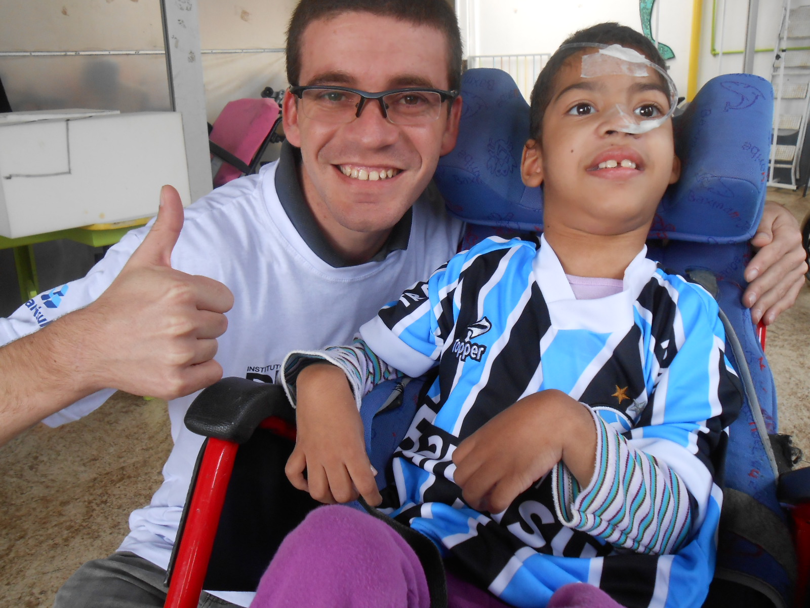 Yasmin faz tratamento no Casa Do Menino Jesus De Praga Cmjp. É risonha, querida , um amor de menina. Desejava ganhar um uniforme do seu Grêmio. Desejo este que se tornou realidade com a colaboração do voluntário Dijair Brilhantes Maria 
