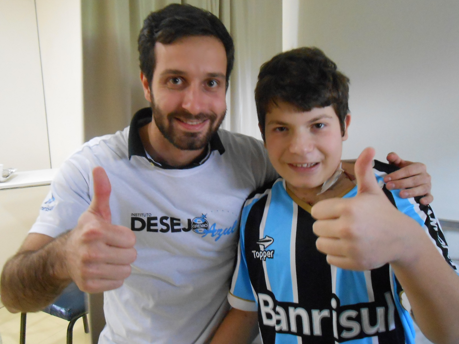 Nada melhor para o Desejo Azul do que comemorar os 111 anos do Grêmio com uma ação. Nada melhor para o Gustavo neste dia tão festivo ganhar um presentão do Grêmio. E foi desse jeito com garra, amor, esperança e paixão que junto com o voluntário Ricardo Cioba levamos para o Gustavo uma camiseta personalizada do aniversariante do dia. Parabéns Gustavo! Parabéns Grêmio nossa eterna paixão! 