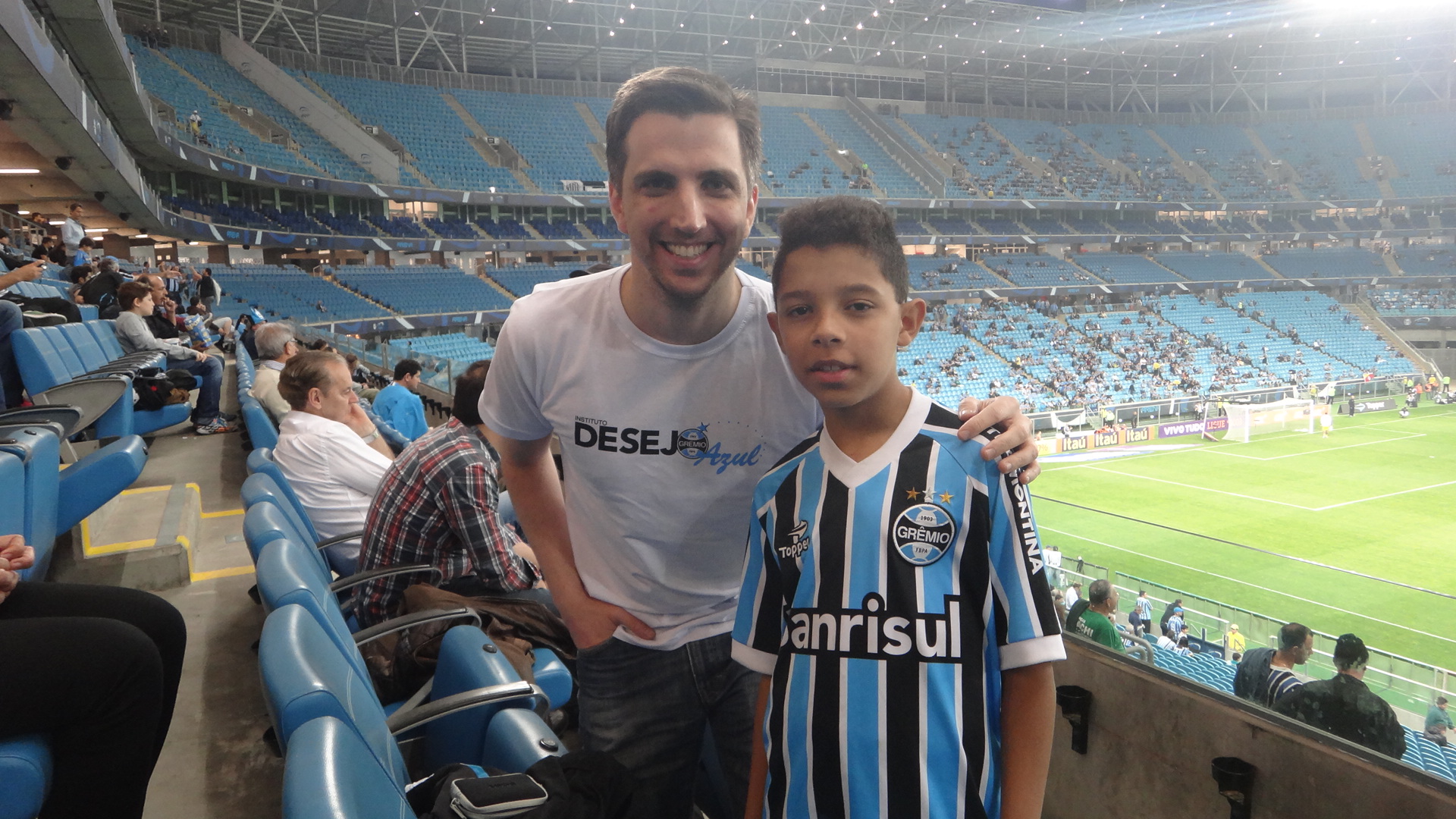 Na partida Grêmio x Santos levamos o menino Kelwyn para conhecer a Arena e de quebra ver um jogo do seu time do coração. Participação do voluntário Leandro Tutenhagen.