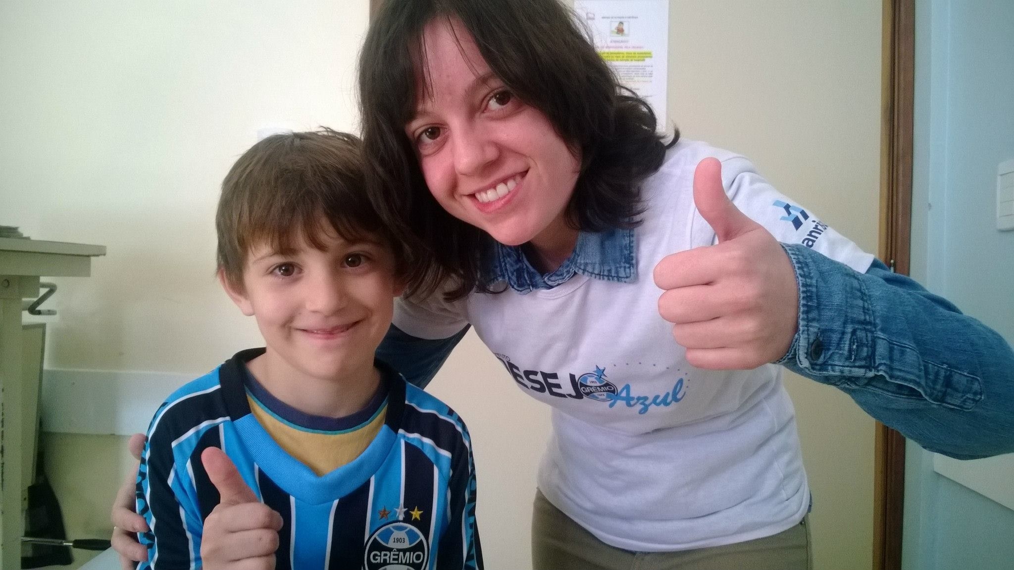 Matheus tem 10 anos e faz tratamento no Hospital Conceição. Seu desejo era ganhar um kit completo com todo o uniforme do Grêmio. E este presente foi proporcionado pela voluntária Caroline Flores, que levou para o menino camiseta personalizada, calção e meias do Tricolor.