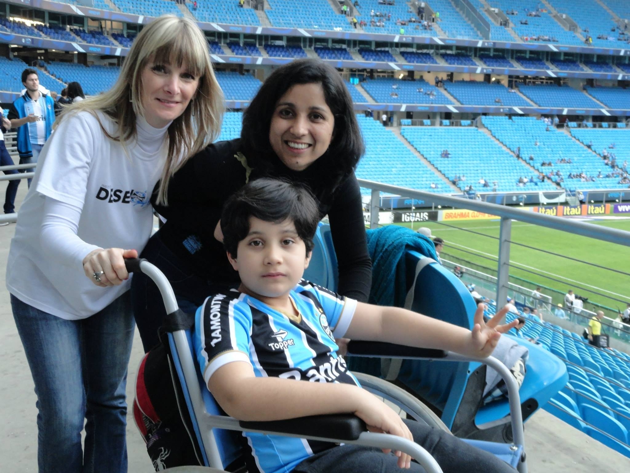 Moneti tinha um grande sonho, ver uma partida do tine do seu coração na Arena. Queria ver de perto esse magnífico estádio e se emocionar com um gol do Grêmio. E foi o que aconteceu no último domingo quando os voluntários Jaqueline Konrath e Paulo Roberto Sombrio levaram o menino e sua mãe para ver o Grêmio derrotar o Bahia por 1 x 0. Pronto Menoti, seu desejo foi realizado !