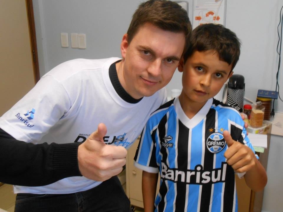 Darci Gustavo faz tratamento no Instituto de Cardiologia. É um gremistão. Queroa ver o jogo contra o Galo já com seu desejo atendido. E com a colaboração do voluntário Elias Marcelo Axner levamos na última sexta para o menino um kit completo com o uniforme do Grêmio.