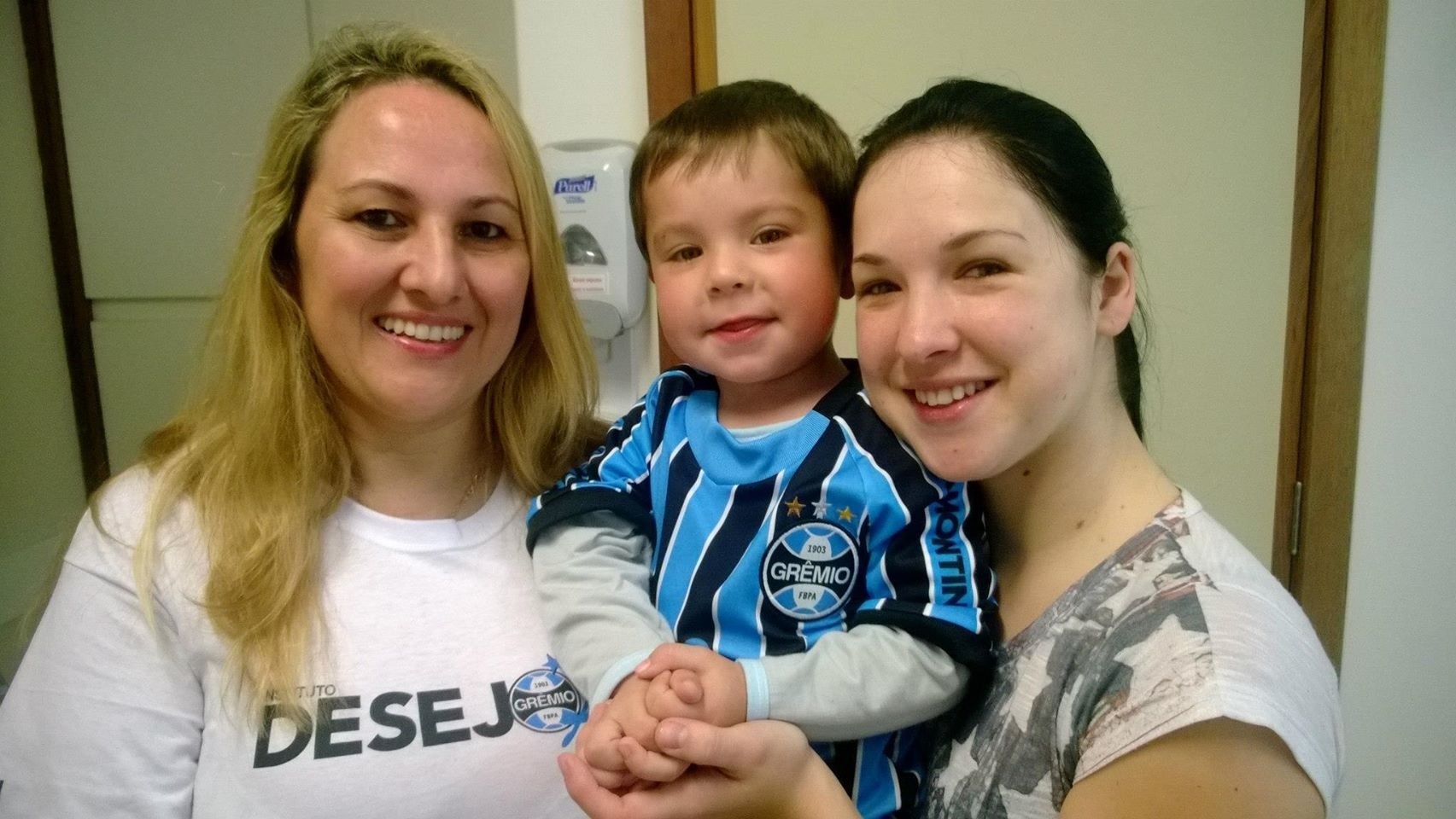 David tem 4 anos e é um menino alegre, sorridente, uma simpatia! O menino que está finalizando seu tratamento no Hospital de Cardiologia é também um Gremistão e queria muito ganhar o uniforme completo do Tricolor. E com a colaboração da voluntária Neusa Costa levamos até o menino um kit com camiseta personalidada, calção e meias do Grêmio.