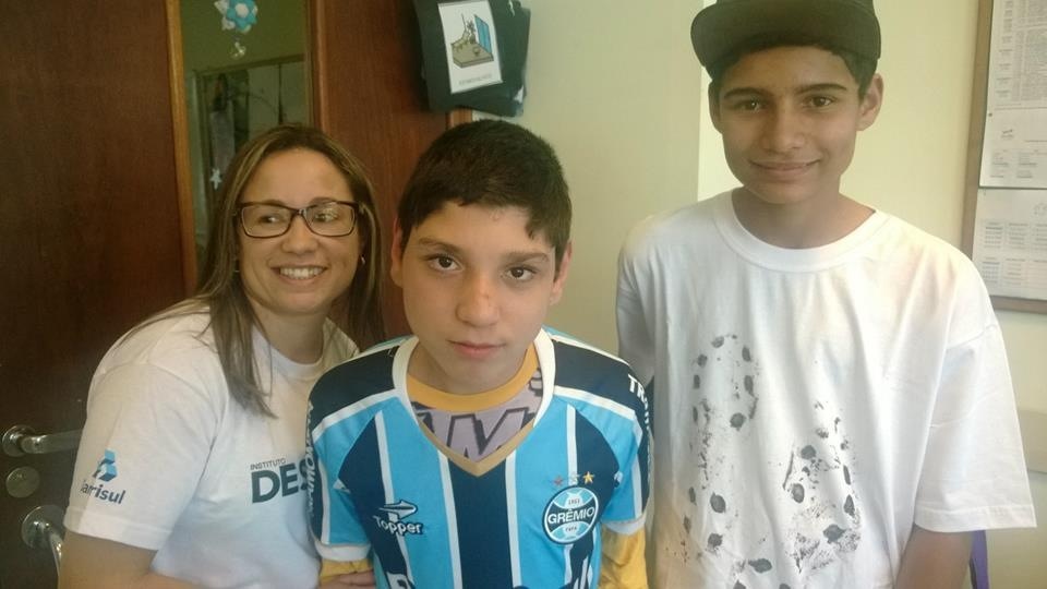 Vitor faz tramamento na Kinder Centro de Integração. Seu desejo era ganhar um uniforme completo do Grêmio. Sonho este que se tornou realidade com a colaboração da voluntária Priscila Rodrigues da Silva e seu filho Dimmy