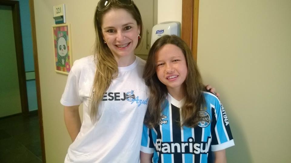 Bruna está internada no Instituto de Cardiologia. É uma menina super vaidosa que está no final do seu tratamento. Além de vaidosa e querida é também muito gremista. Na hora em que ganhou o kit completo do Grêmio da voluntária Aldrey Zago Menezes fez questão de posar para as fotos orgulhosa vestindo todo o uniforme do time do coração. Saúde Bruninha !