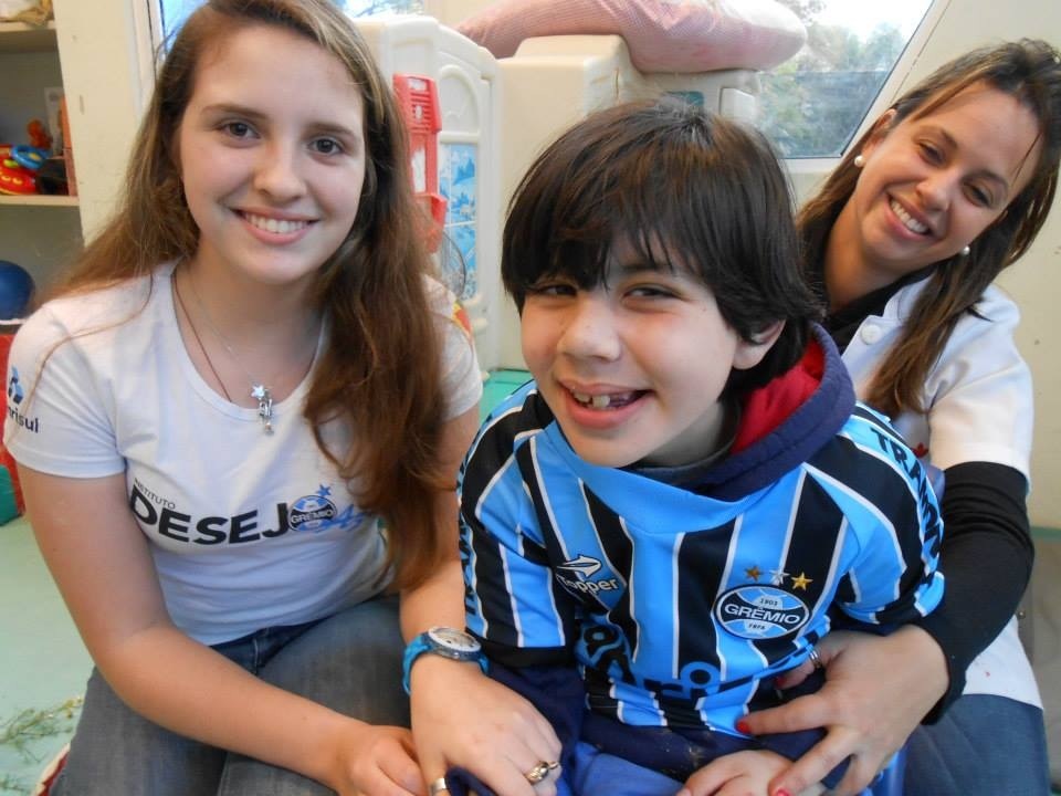 Lucas faz tratamento na Kinder Centro de Integração. Seu desejo era ganhar um uniforme completo do seu time. E com a colaboração da voluntária Júlia Medeiros Klever levamos até o menino um kit completo com camiseta personalizada, calção e meias.