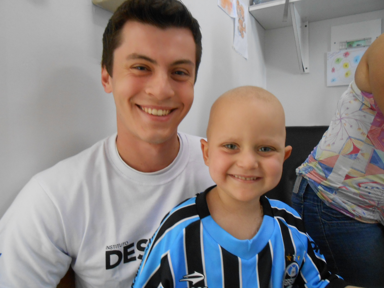 Vitor tem 5 anos e faz tratamento no Hospital Conceição. O menino natural de Teotônia é antes de tudo um valente, um guerreiro. E vai superar todas as adversidades pois já está pronto para entrar em campo com o uniforme novo do Grêmio que ganhou do voluntário Rodrigo Bulso. Força Vítor, a galera gremista toda está na sua torcida! 