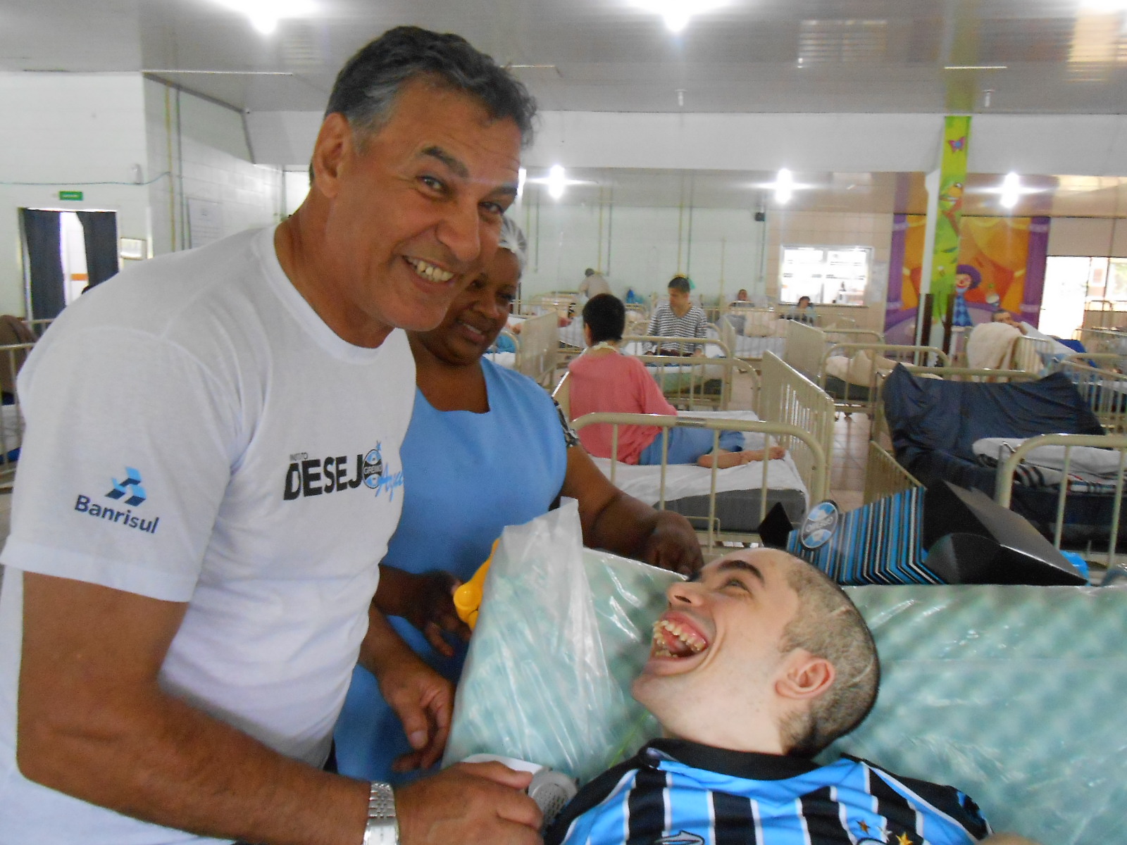 André, mais conhecido por todos por Dedé é interno do Lar da Criança Santo Antônio. Acompanha todos os jogos do Tricolor no seu radinho e pela tv. Hoje ele ganhou uma camiseta nova personalizada com seu nome por um dos maiores ídolos da torcida gremista, o zagueirão e voluntário Atílio Ancheta. A felicidade de todos no momento da ação foi indescritível!