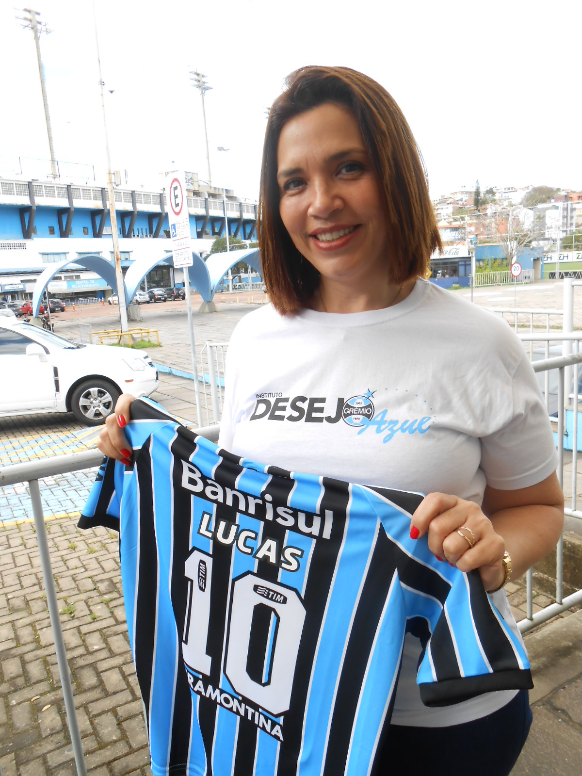 Lucas faz tratamento na AACD. O garoto tinha um desejo, ganhar um uniforme completo do seu time do coração, o Grêmio. E este desejo foi possível com a colaboração da voluntária Sandra Voges. 