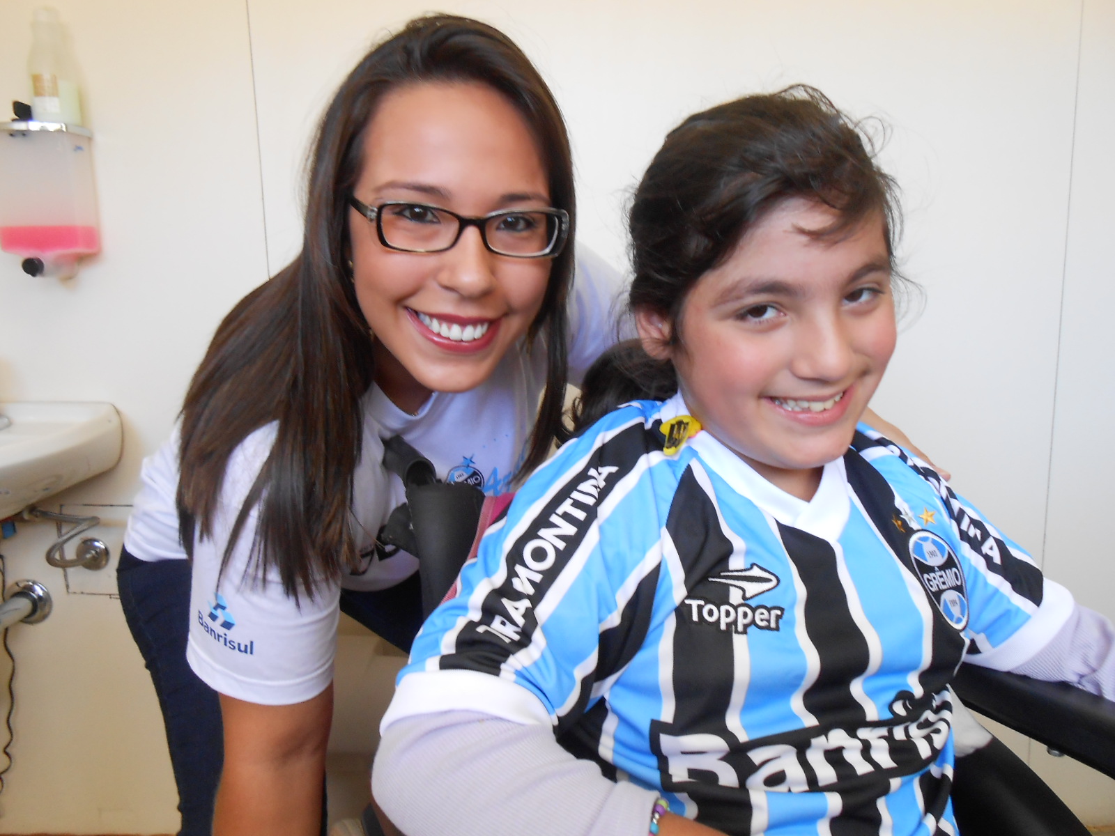 Stefany não poderia ter ficado mais feliz e alegre com seu uniforme completo do Tricolor. A menina que faz tratamento na AACD nunca havia ganho uma camiseta do Grêmio algo que foi proporcionado com a colaboração da voluntária Rochelle Borges. 
