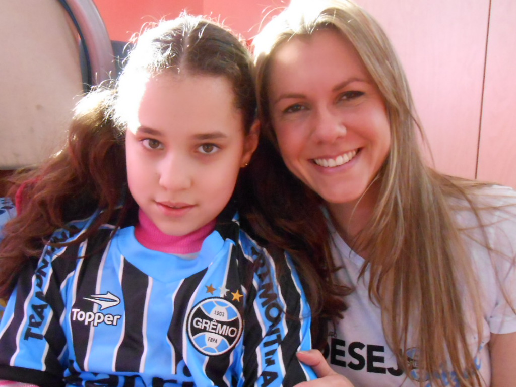 Martina tem 11 anos e faz tratamento na Kinder Centro de Integração. Seu desejo era ganhar um uniforme completo do Imortal Tricolor. E com a colaboração da voluntária Aline Vogt levamos até a menina este presentão. Martina agora vai comemorar as suas vitória pessoais e as do Grêmio com muito mais alegria. 