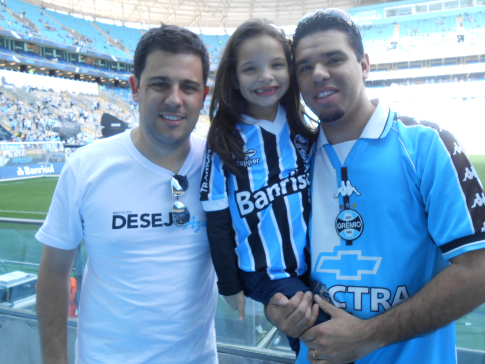 Luiza queria ver um jogo do Grêmio na Arena. E a sua vez chegou na partida do Tricolor contra o São Paulo. Foi uma tarde emocionante para a menina, seu pai e irmão e também para voluntário Gustavo Fernandes