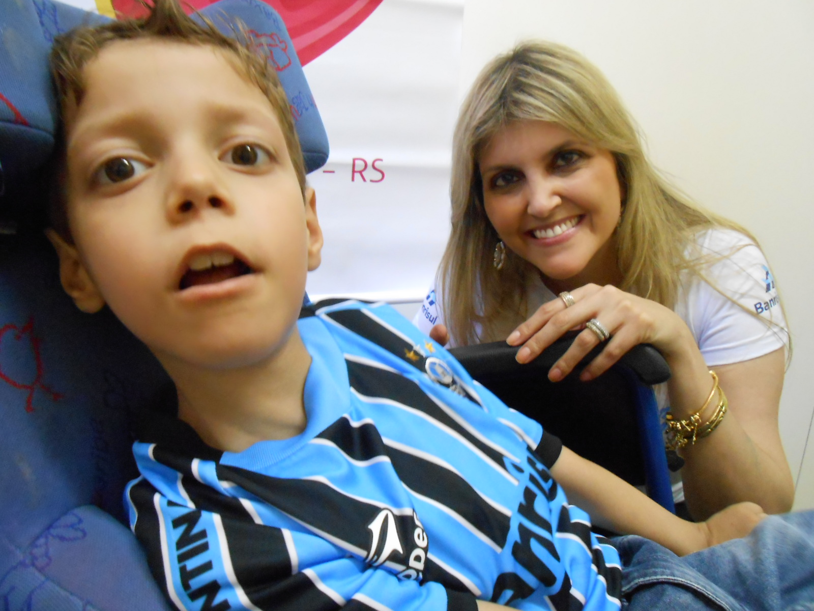 Matheus foi o grande eleito da semana para ganhar um dos seus grandes desejos, o uniforme completo do Grêmio. O menino que faz tratamento na AACD era só felicidade enquanto abria a caixa com o presentão levado em mãos pela voluntária Lisânea Azevedo 