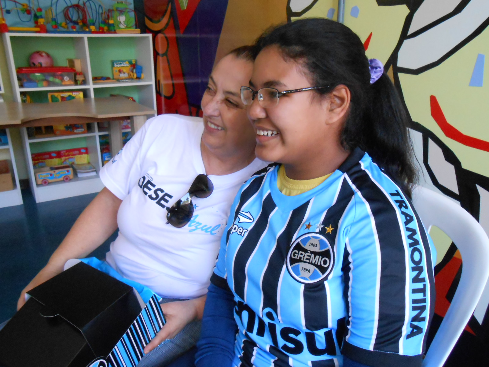 Gabrielen tem 13 anos e faz tratamento no Educandário São João Batista. Seu desejo era ganhar uma camiseta oficial do seu Grêmio personalizada com seu nome. E com a colaboração da voluntária Vera Regina Martins levamos até a menina que ficou feliz da vida com seu presente tricolor. 
