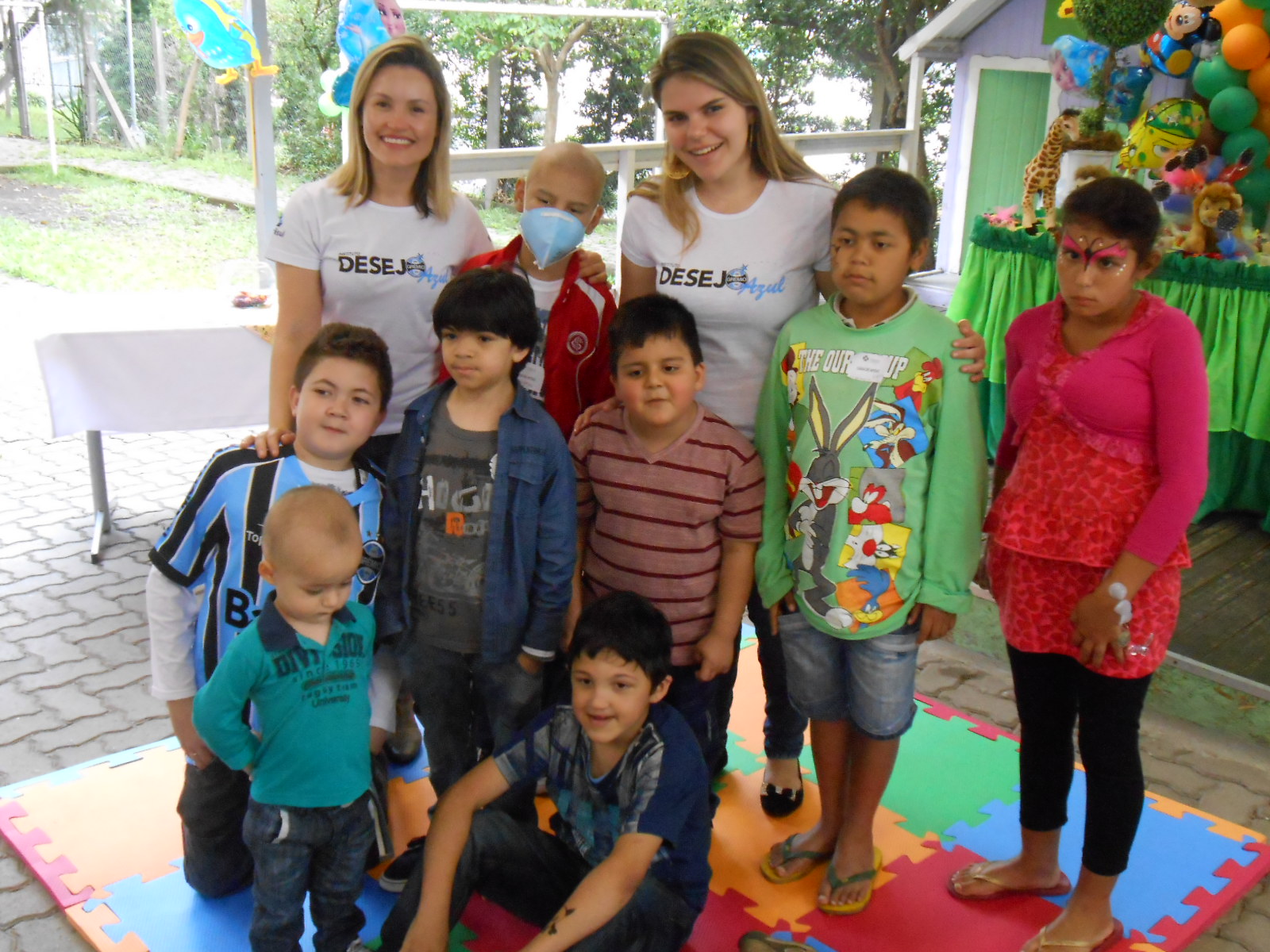 A casa de Apoio do Instituto do Câncer Infantil também comemorou com muita força e carinho entre seus internos o Dia da Criança. Entre tantos atrações que estiveram na casa durante o dia, o Desejo Azul se destacou distribuindo presentes para todas as crianças .Quem se encarregaram de levar os presentes foram as voluntárias Brenda Martins e Grazy Onofre Rodriguesela Ro. Foi uma tarde e tanto para todos os envolvidos na ação.

