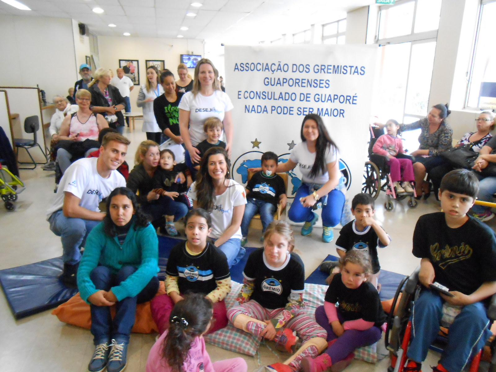 Com a presença marcante do zagueiro e voluntário Bressan, e das voluntárias Danusa Zandonai, Renata Possamai Talamini representantes do Consulado de Guaporé e Bruna Saccol Jaroceski distribuímos a todas crianças presentes presentes, autógrafos e muita felicidade . 