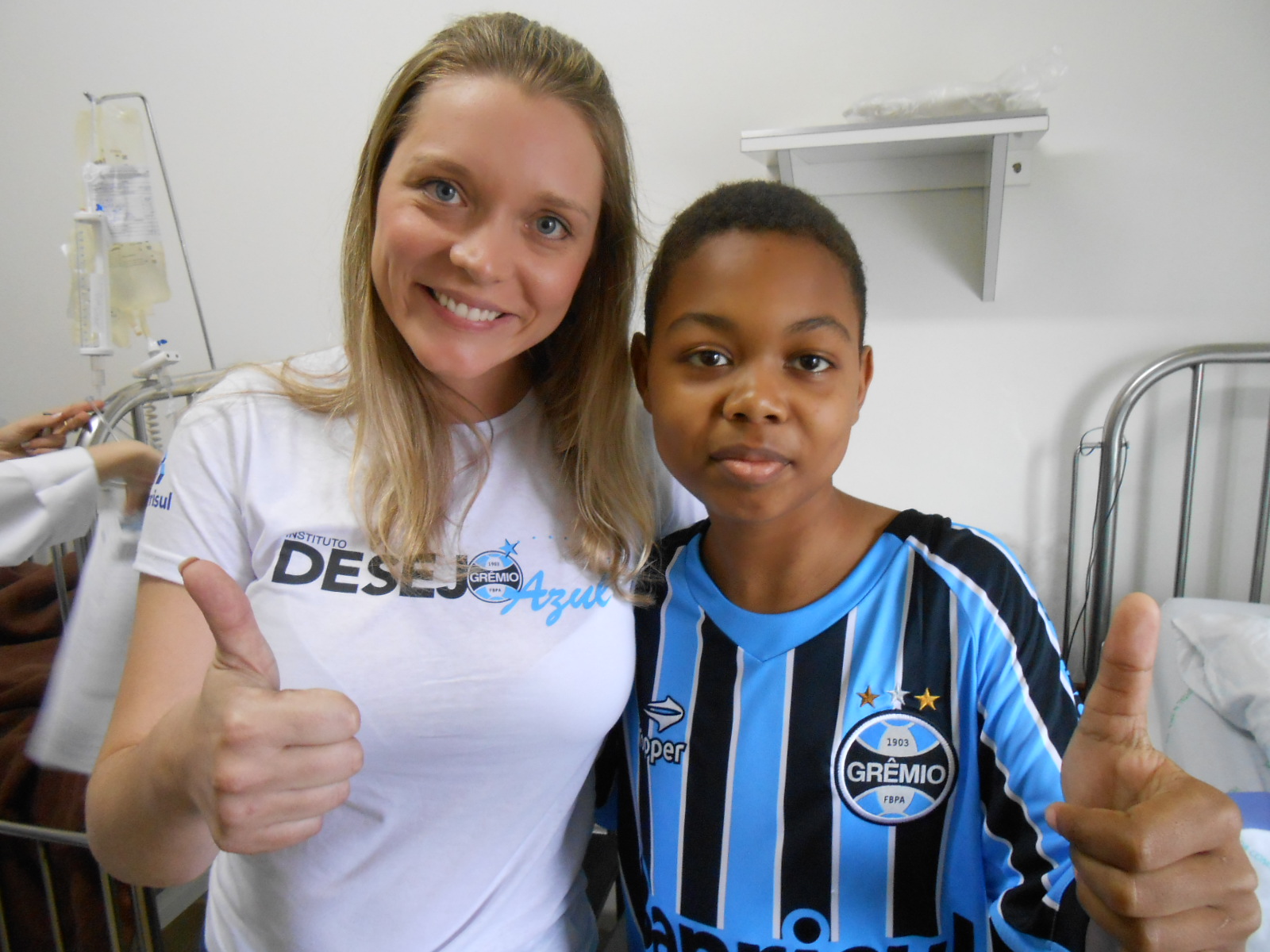 Carlos faz tratamento no Hospital Conceição. Como um grande gremista que é está lutando bravamente nessa batalha. E vai vencer. O menino queria uma camiseta do Grêmio e ganhou com a ajuda da voluntária Carine Frank. Força Carlos! 