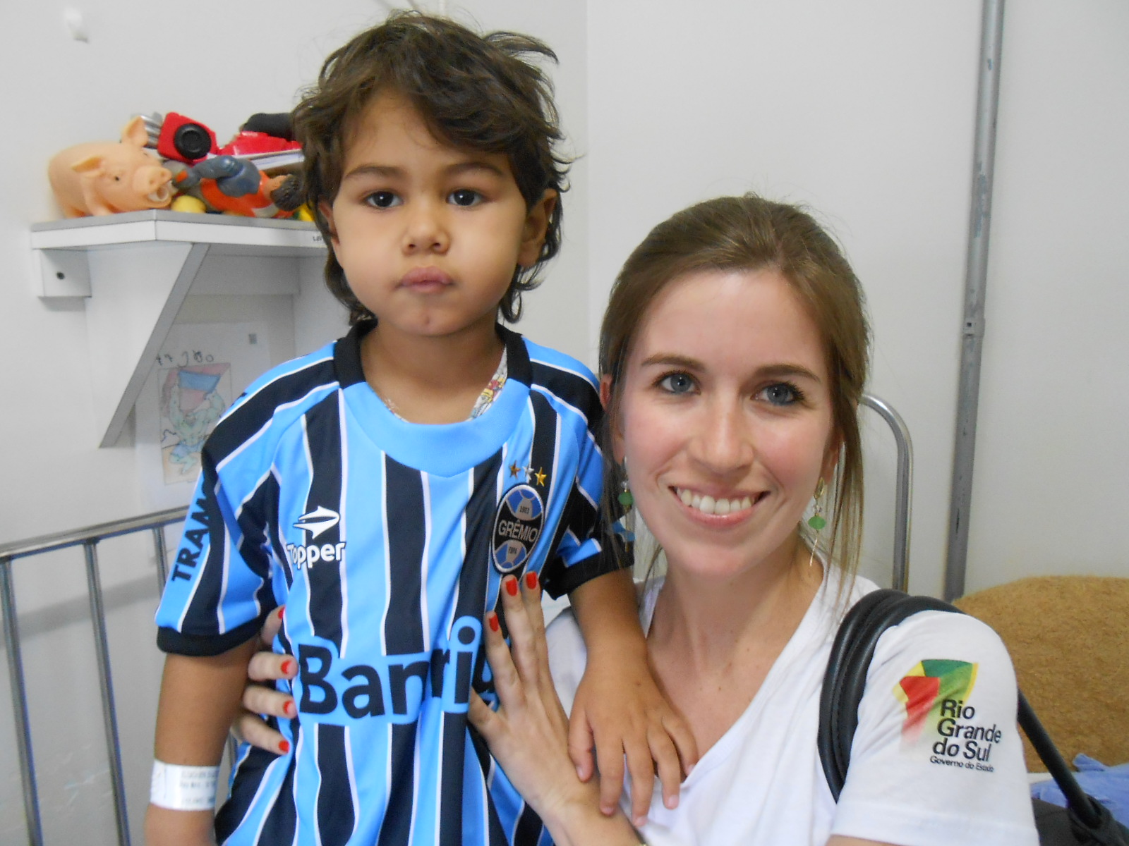 Kleberson está fazendo tratamento no Hospital Conceição. Assim como o time do seu coração o menino é um lutador, um bravo e não desiste da luta. Kleberson desejava um uniforme completo do Tricolor, algo que foi possível com a colaboração da voluntária Gabriela Meireles. Força e fé Kleberson ! 