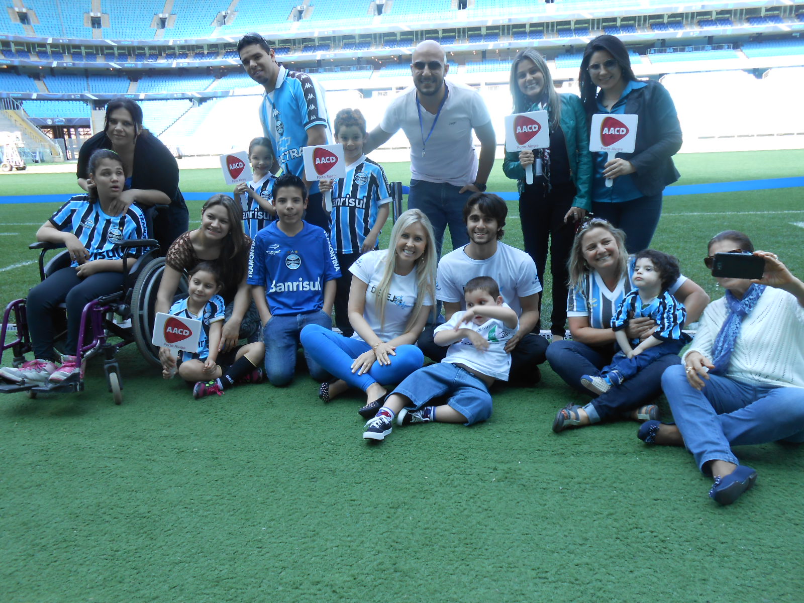 Recentemente levamos mais uma turma de crianças para fazer o nosso tradicional tour de todos os meses na Arena. Foram crianças da AACD, Hospital Conceição, Casa Do Menino Jesus De Praga Cmjp, Kinder Centro de Integração e Santa Casa de Misericórdia de Porto Alegre. As crianças conheceram a zona mista, vestiários, auditório, e o gramado da Arena. Foi uma tarde emocionante. Participação dos voluntários Rafael Ortiz e Maira Decker.

