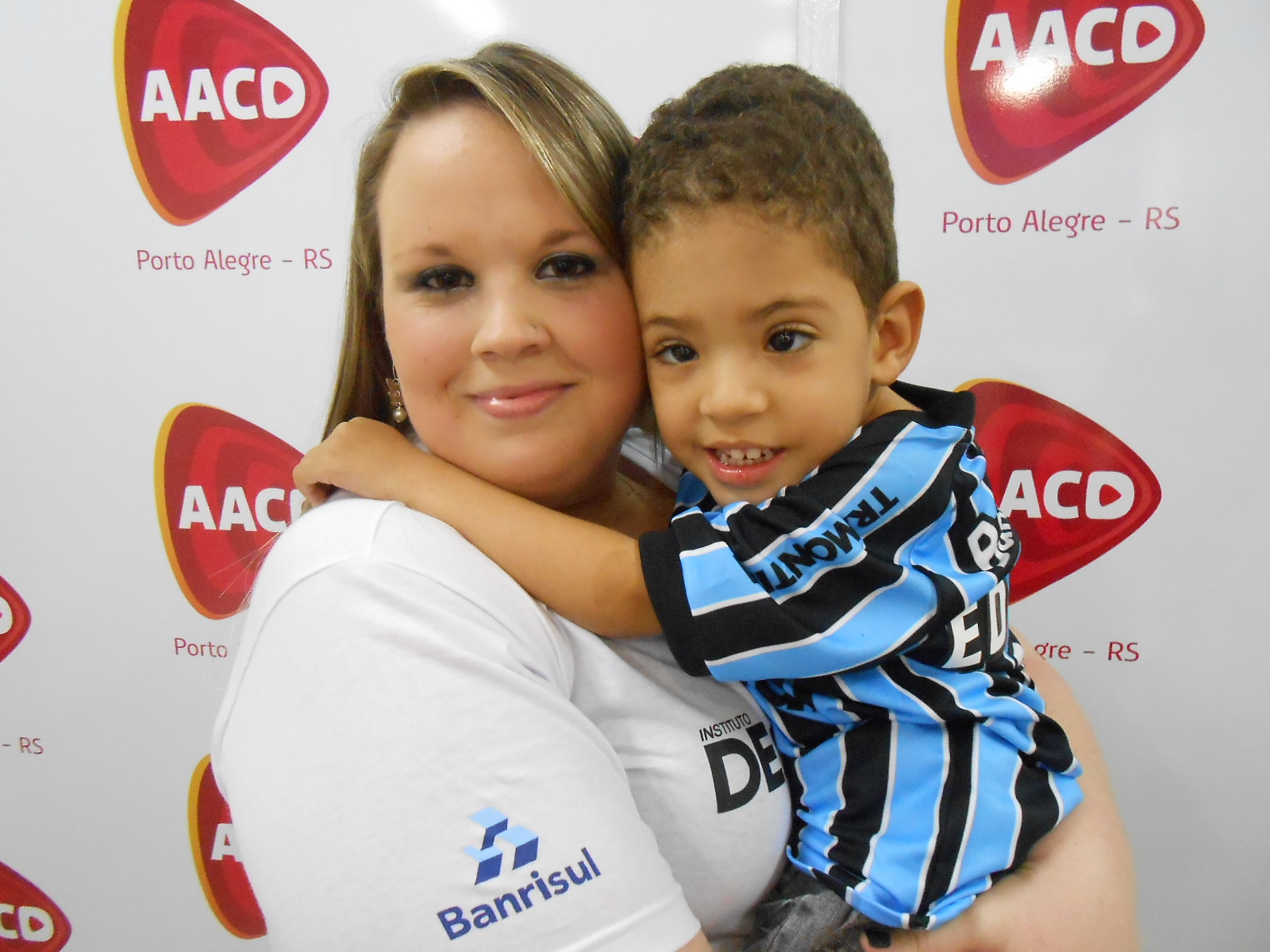 Eduardo, o Dudu, faz tratamento na AACD. Já esperava ansiosamente por seu uniforme do Grêmio. Finalmente chegou sua vez para sua alegria e de sua mãe. A ação contou com a presença da voluntária Ana Paula Pereira.