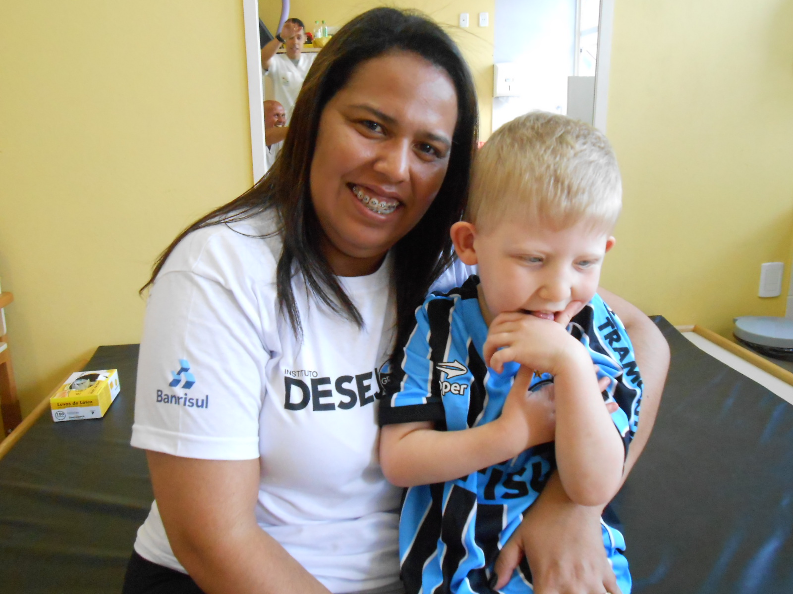 Samuel faz tratamento na Kinder . É um grande gremista assim como todos da sua família. A primeira camiseta do Grêmio que ganhou foi quando nasceu. Estava muito pequena nele. Agora ganhou um uniforme novo para durar muito tempo com a ajuda da voluntária Denise Flores. 