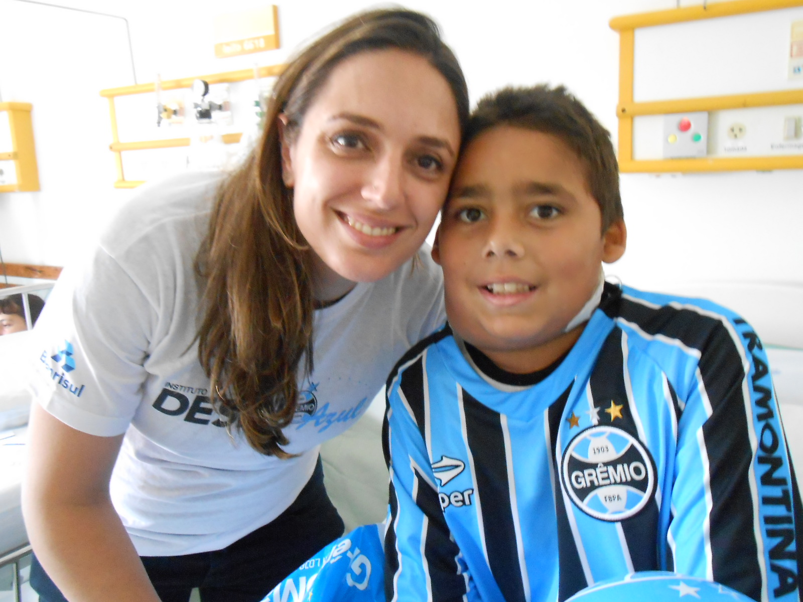 Eduardo faz tratamento no Hospital da Criança Santo Antônio. Adora futebol em especial o seu querido Grêmio. Seu desejo era ganhar um uniforme completo do Tricolor, algo que foi possível com a colaboração da voluntária Aline Ramires. Força e fé Eduardo, estamos na sua torcida