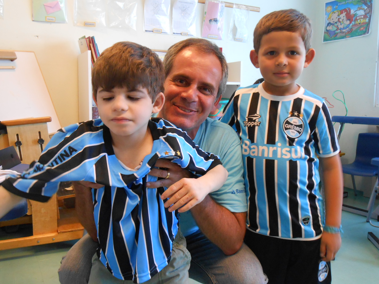 Edoardo faz tratamento na Kinder. Seu desejo era ganhar um uniforme completo do seu time, o Grëmio. E com a colaboração do voluntário Alexandre Silva e de seu filho Artur levamos até o menino que no momento da entregue era só felicidade ao lado de sua maè. 
