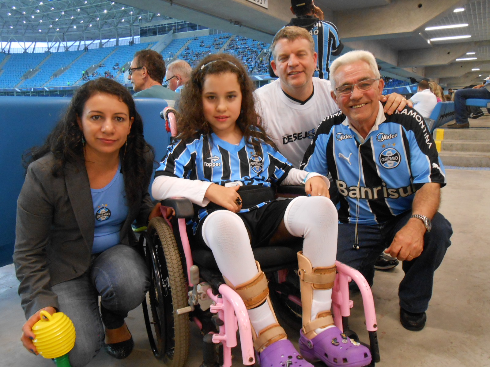 Martina faz tratamento na Kinder e queria muito ver um jogo do seu time do coração na Arena. E seu desejo foi atendido com a colaboração do voluntário André Seibel. Todos ganharam, Martina, sua mãe , o voluntário que foi acompanhado do seu sogro e o Grêmio que conquistou mais uma vitória. 
