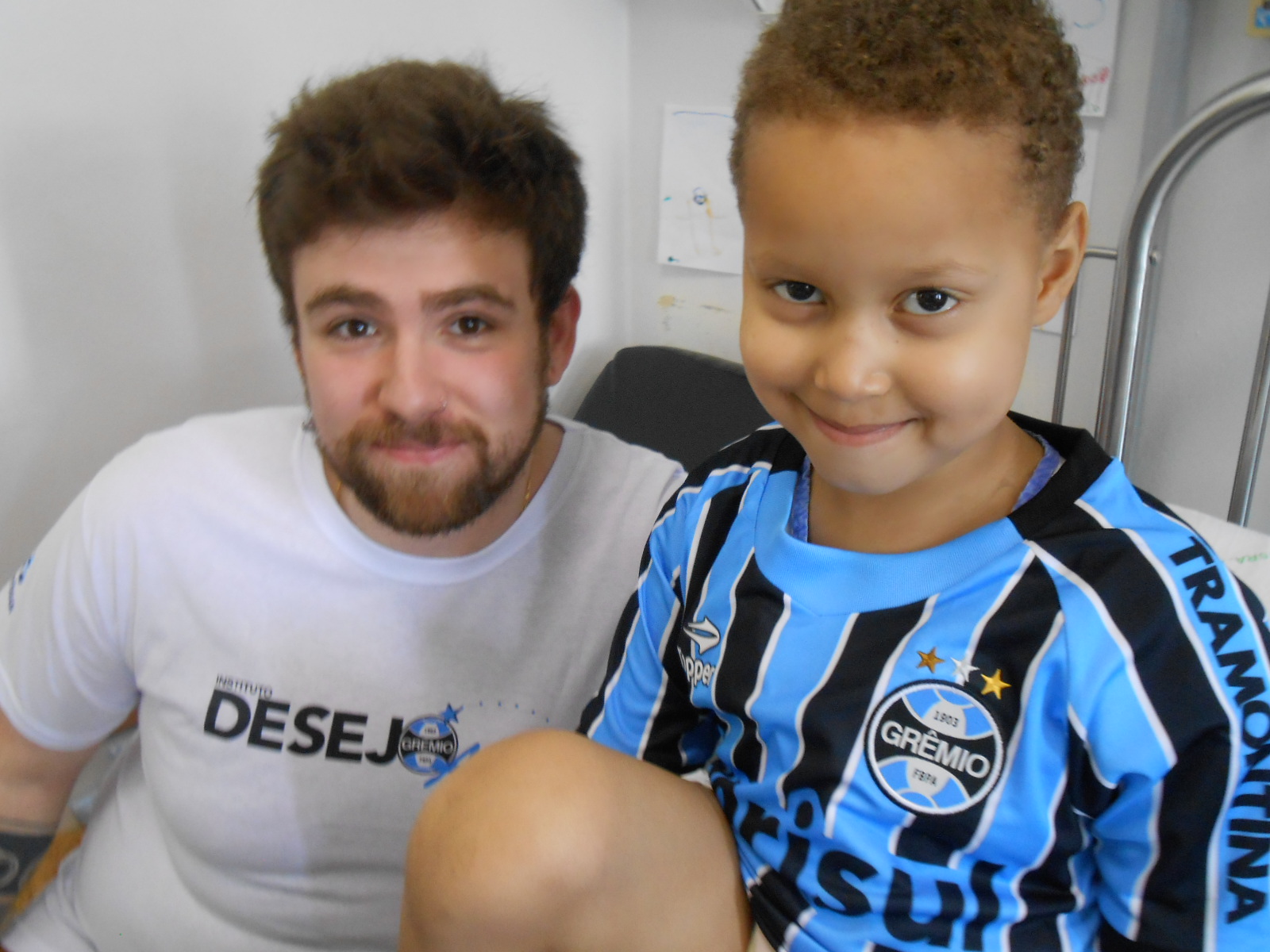 Kauã faz tratamento no Hospital Conceição. Ganhou seu uniforme completo do Tricolor com a colaboração do voluntário Maxi Franzoi e viu seu time golear o clássico por 4 x 1 . Dá-lhe Kauã, dá-lhe Grêmio! 